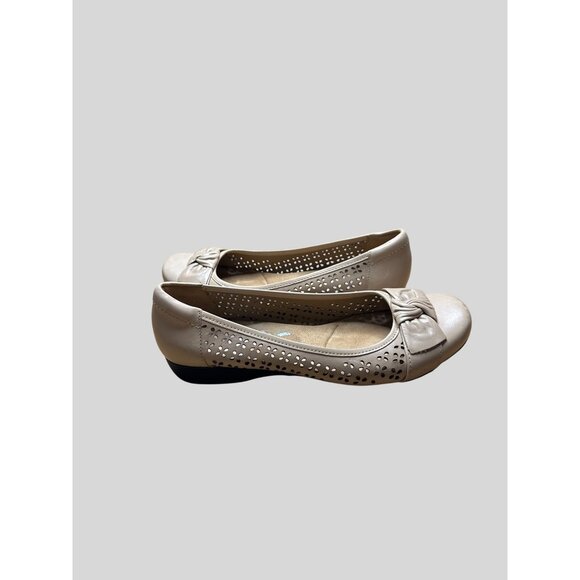 Clarks Womens Nude Flats With Bow Accent & Perforated Design Size 10 - Picture 6 of 9
